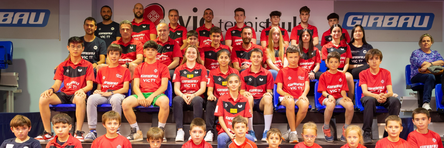 Escola Vic Tennis Taula 2022-23. Foto David Fajula Joves esportistes del Girbau Vic TT, amb entrenadors i alguns jugadors sèniors 2022-23